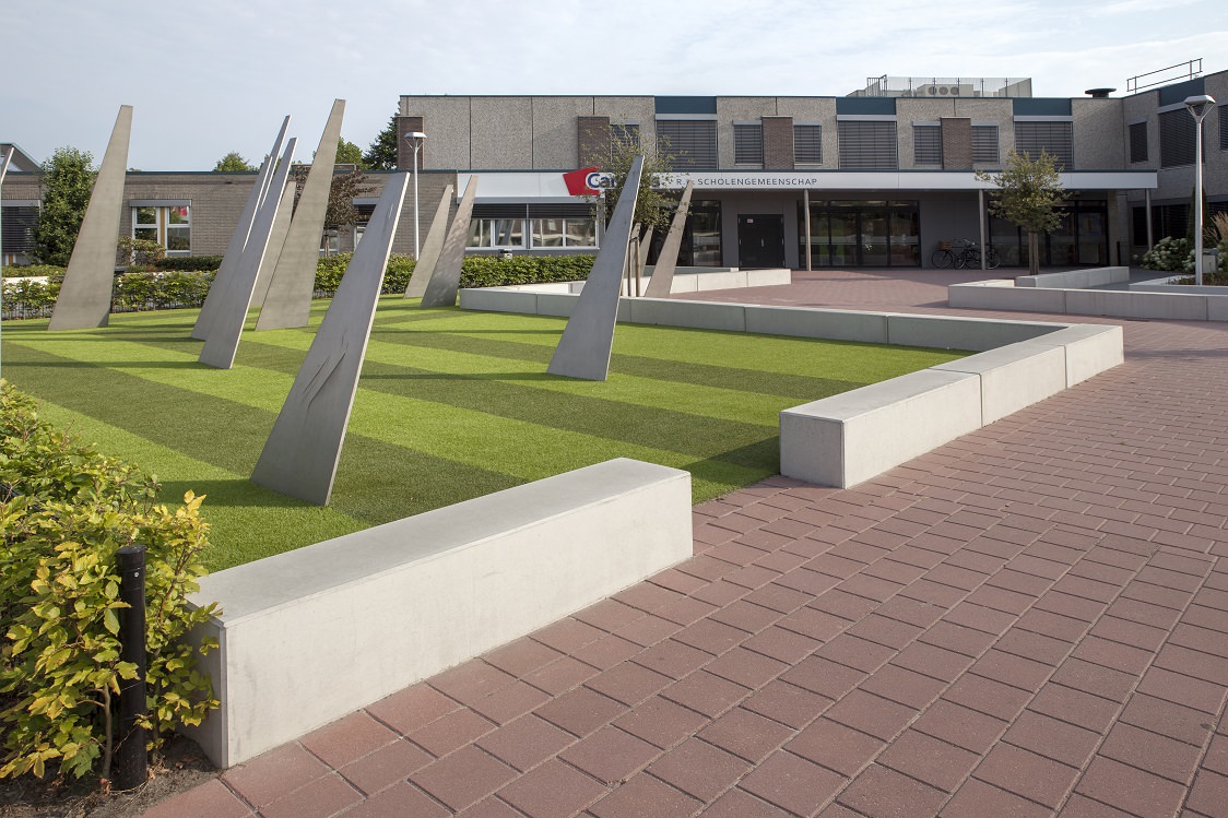 Zitbanden op schoolplein Canisius Almelo