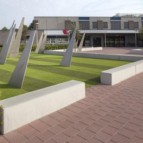 Zitbanden op schoolplein Canisius Almelo