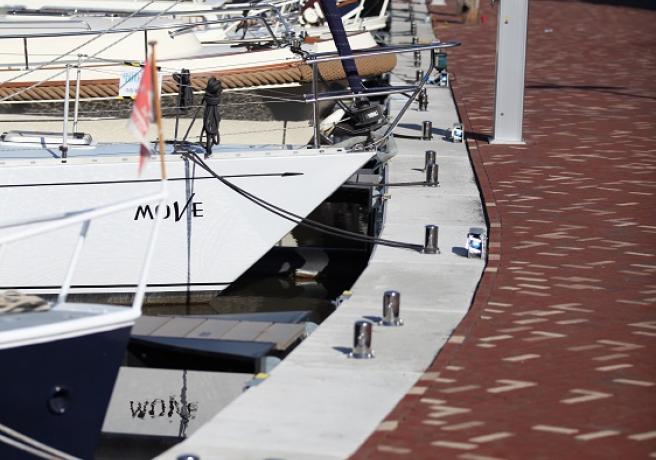 Kade van de haven jachthaven van Steenbergen voorzien van hangschorten